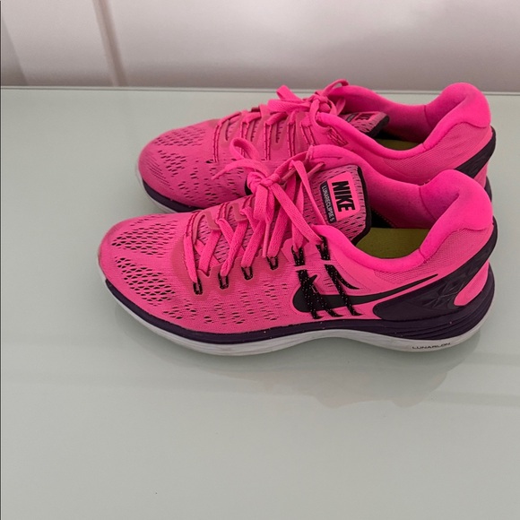 Nike Women’s Lunar Eclipse 5 running shoes in pink pow and black colorway - Picture 4 of 9